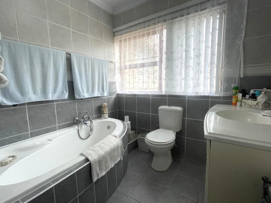 4 Bedroom Property for Sale in Hartenbos Heuwels Western Cape